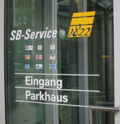 Eingangstr einer Filiale der Sparkasse 1822