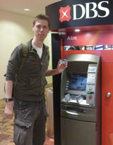 Autor am Geldautomat in Singapur