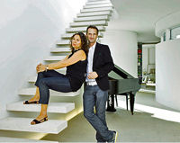 Marco Aldag und Anna von Griesheim in fertiggestelltem Wohnraum