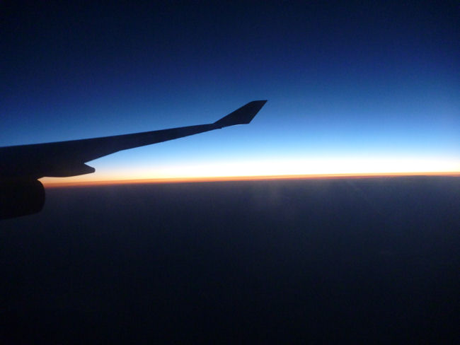 Flugzeug und die Sonne am Horizont