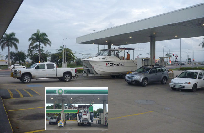Boot an der Tankstelle