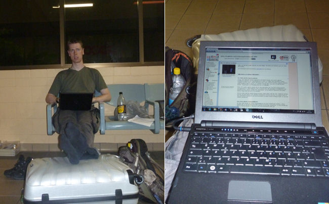 Mit dem Notebook nachts am Bahnhof