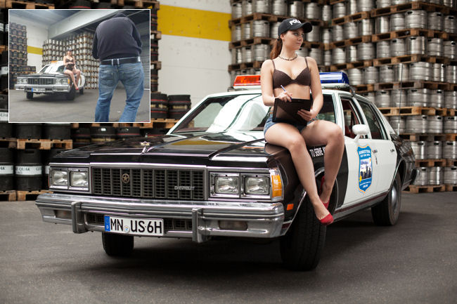 Police Car + Model auf Postkarte (Making of)