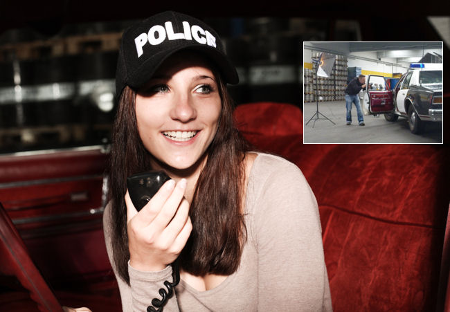 Rebecca im Polizeiauto