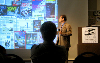 Peter H. Diamandis während eines Vortrags für das Aerospace Museum in San Diego.