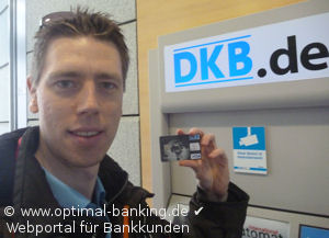 Autor vor einem DKB Geldautomat