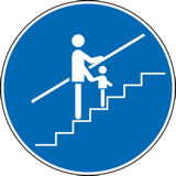 Kind und Elternteil auf einer Treppe nach oben