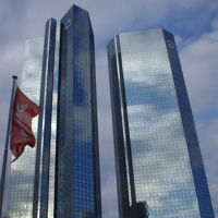 Zwillingstürme der Deutschen Bank in Frankfurt am Main. Daneben mit Deka-Fahne.
